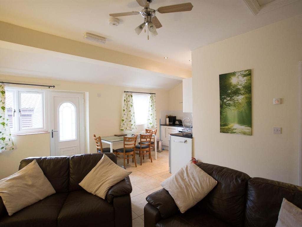 גרימסבי Treetops Cottages & Spa מראה חיצוני תמונה